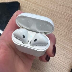 Apple AirPods model 1 (case and AirPods included)